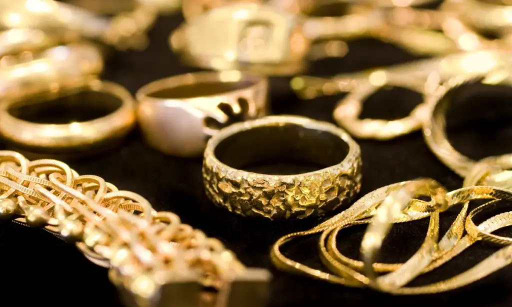 How to buy gold jewelry